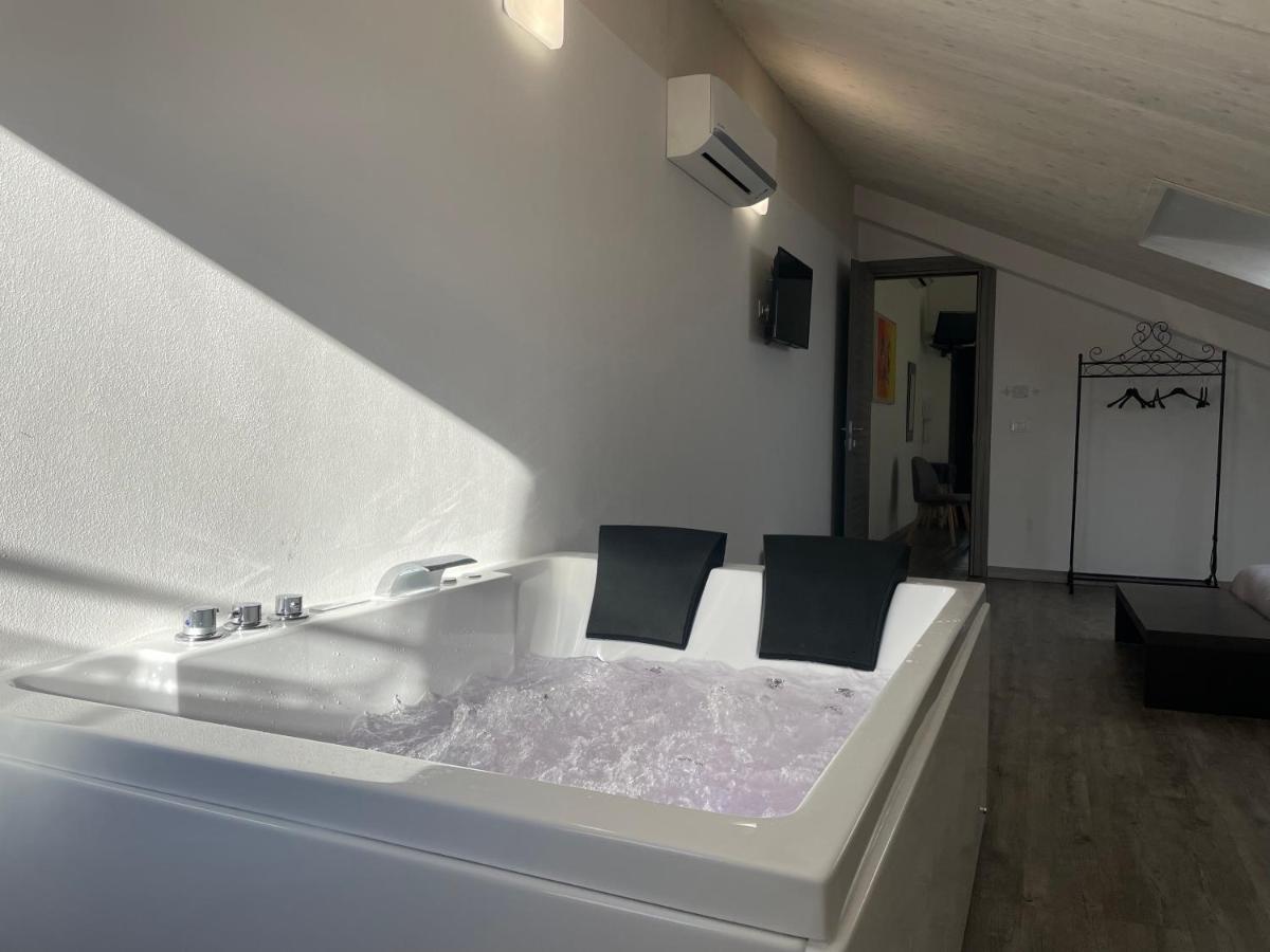 Suite Hot Tub,1191808288:JPEG